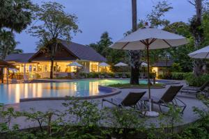 Bazén v ubytování Paradise Beach Resort, Koh Samui - SHA Extra Plus nebo v jeho okolí