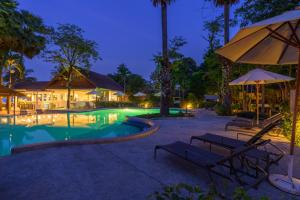 Bazén v ubytování Paradise Beach Resort, Koh Samui - SHA Extra Plus nebo v jeho okolí