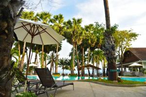 Bazén v ubytování Paradise Beach Resort, Koh Samui - SHA Extra Plus nebo v jeho okolí