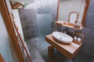 Ένα μπάνιο στο Ayom Java Village Solo
