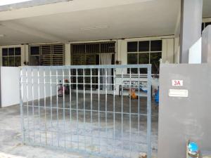uma cerca em frente a uma casa em Zah’ra Homestay em Kuala Lipis