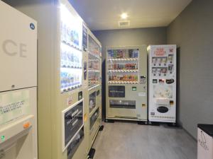 sklep spożywczy z 2 lodówkami w pokoju w obiekcie Hotel Route Inn Kasai Hojonoshuku w mieście Kasai
