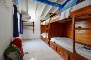 een kamer met 2 stapelbedden en een rugzak bij The Wandering Paisa in Medellín