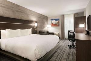 Postel nebo postele na pokoji v ubytování Days Inn by Wyndham Kingston