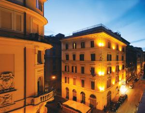vista di un edificio in una città di notte di Hotel Patria a Roma