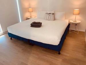 A bed or beds in a room at Cozy & Brand New Apt in the Heart of Western