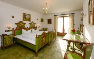 Postel nebo postele na pokoji v ubytování Stoll's Hotel Alpina