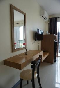 帕堯的住宿－Lew Residence，配有桌子、椅子和镜子的房间