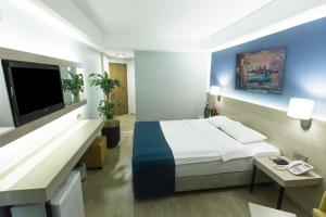 A bed or beds in a room at Piskin Hotel Még 36 kép
