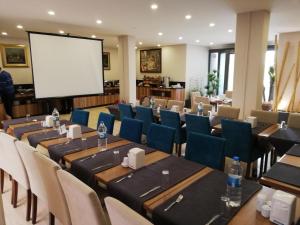 A seating area at Piskin Hotel