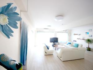 白濱的住宿－Shirahama White Beach House - Self Check-In Only，客厅配有2张白色沙发和电视