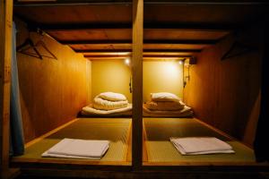 Tempat tidur dalam kamar di AIEN Coffee & Hostel