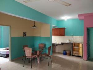 波德申阳光海湾度假酒店的房间里有一张桌子和几把椅子的厨房