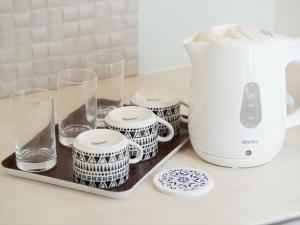 讀谷的住宿－Condominium・yuyuki，厨房柜台配有咖啡壶和杯子
