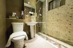 花蓮市的住宿－禮樂民宿，一间带卫生间和水槽的浴室