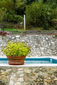 Bazén v ubytování Villa Le Caggia nebo v jeho okolí