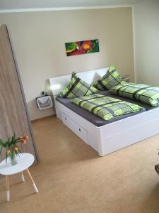 1 cama con almohadas verdes en una habitación en Töff - Töff, en Willingen