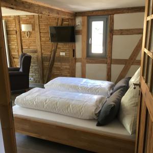 Llit o llits en una habitació de Schmuckkästle am Hafen