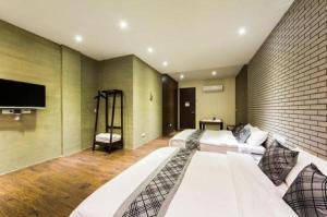 花蓮市的住宿－禮樂民宿，酒店客房设有两张床和一台平面电视。