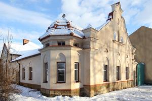 um edifício antigo com um telhado coberto de neve em Aparthotel Brokeš em Lanskroun