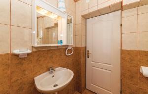 baño con lavabo, espejo y puerta en Apartment DIANA - Great Location, Cosy 2 Bedroom, 2 Bathroom apt, en Kukljica 10 fotos más