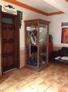 a room with a large glass cabinet in the corner at Hotel Regis in Uruapan del Progreso