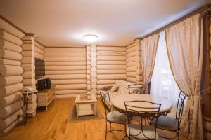 a dining room with a table and chairs and a window at Lazurny Bereg na Oke in Volkovskoye