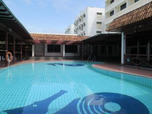 una piscina con un tiburón pintado en ella en Sea View Resort Hotel & Apartments en Kuala Belait