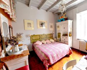 a bedroom with a bed and a dresser at B&B Il Torchio in Calco