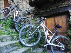 two bikes parked on the side of a building at Casinha do Talasnal in Lousã