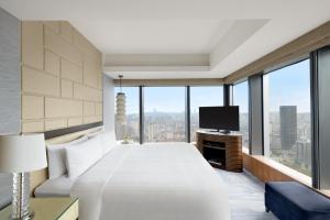 Jing An Shangri-La, Shanghai - sits centrally amid Puxi's iconic landmarks, uniquely positioned nearby Jing'an temple客房内的一张或多张床位