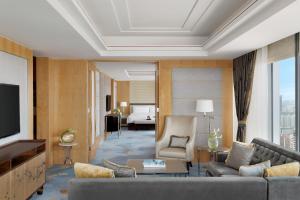 Jing An Shangri-La, Shanghai - sits centrally amid Puxi's iconic landmarks, uniquely positioned nearby Jing'an temple的电视和/或娱乐中心