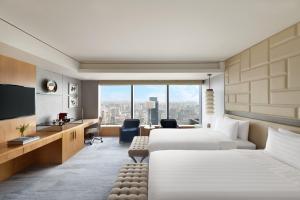 Jing An Shangri-La, Shanghai - sits centrally amid Puxi's iconic landmarks, uniquely positioned nearby Jing'an temple客房内的一张或多张床位