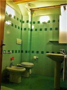 La salle de bains est pourvue de 2 toilettes et d'un lavabo. dans l'établissement San Marco Venice Apartment, à Venise