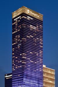 Un edificio alto con un letrero de samsung. en Jing An Shangri-La, Shanghai, en Shanghái