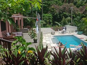 dwoje osób pływających w basenie w obiekcie TE PUKA ESTATE Group & Function Venue w mieście Rarotonga