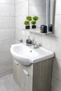 A bathroom at Cozy Studio in the center of Athens