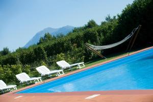 Bazén v ubytovaní Borgo San Donino alebo v jeho blízkosti
