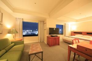 um quarto de hotel com uma cama e uma televisão em Hotel East 21 Tokyo em Tóquio