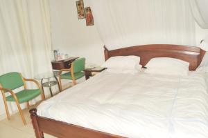 Postel nebo postele na pokoji v ubytování Scroll Inn Hotel
