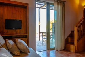 TV a/nebo společenská místnost v ubytování Auberge Kalopetri