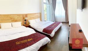 Bảo Thịnh 2 Hotel tesisinde bir odada yatak veya yataklar