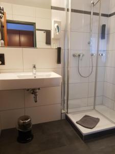 Koupelna v ubytování Hotel Walz + 11 fotografií