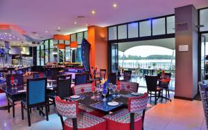 um restaurante com mesas e cadeiras com vista em BON Hotel Waterfront Richards Bay em Richards Bay