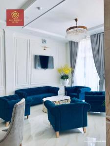 Televiisor ja/või meelelahutuskeskus majutusasutuses Bảo Thịnh 2 Hotel