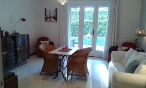 sala de estar con mesa, sillas y sofá en Domaine de Lazuel en Aubenas