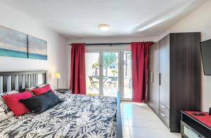 A bed or beds in a room at Casa Atlantis Playa Roca Még 17 kép