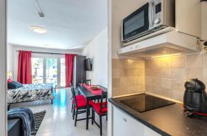 Kuchyň nebo kuchyňský kout v ubytování Casa Atlantis Playa Roca