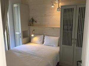 Postel nebo postele na pokoji v ubytování Auberge Kalopetri