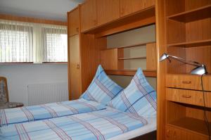 En eller flere senge i et værelse på Ferienwohnung Schultze